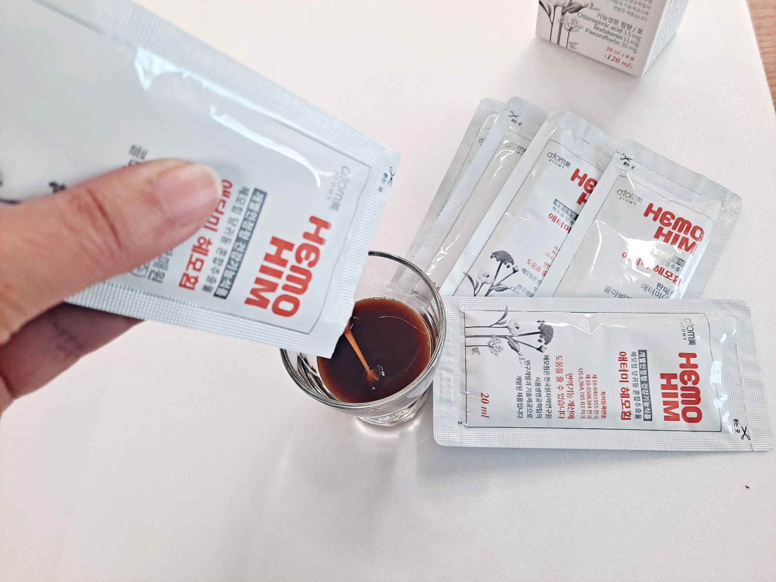 애터미-헤모힘-한-포를-컵에-따르고-있습니다