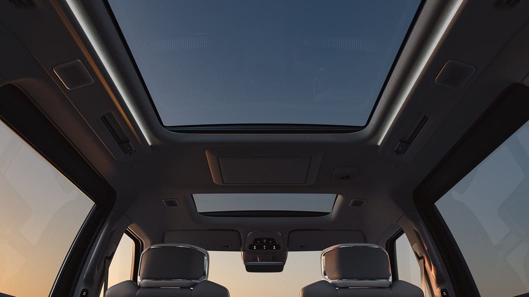 EM90_뒷좌석에서_바라보는_파노라마_썬루프