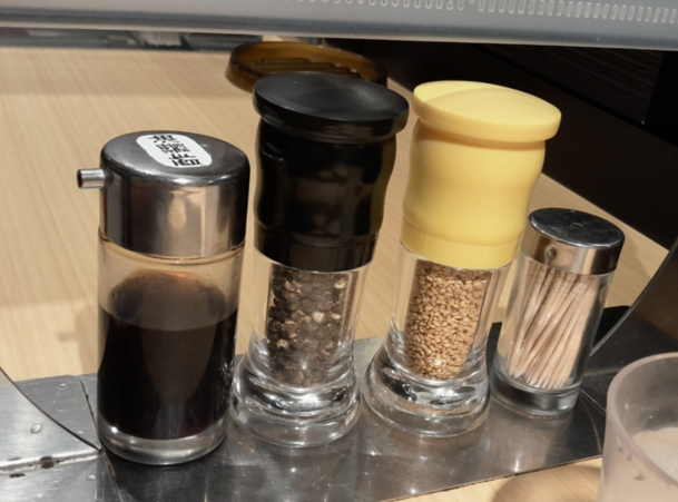 간장 후추 참깨등의 소스통이 테이블위에 놓여져 있다.