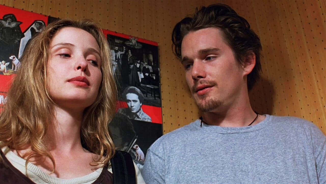 레코드 점에서 셀린과 제시가 서로를 흘끔거리며 보고 있는 모습
