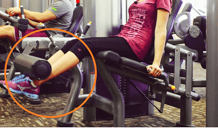 다리 근력 운동중인 여성