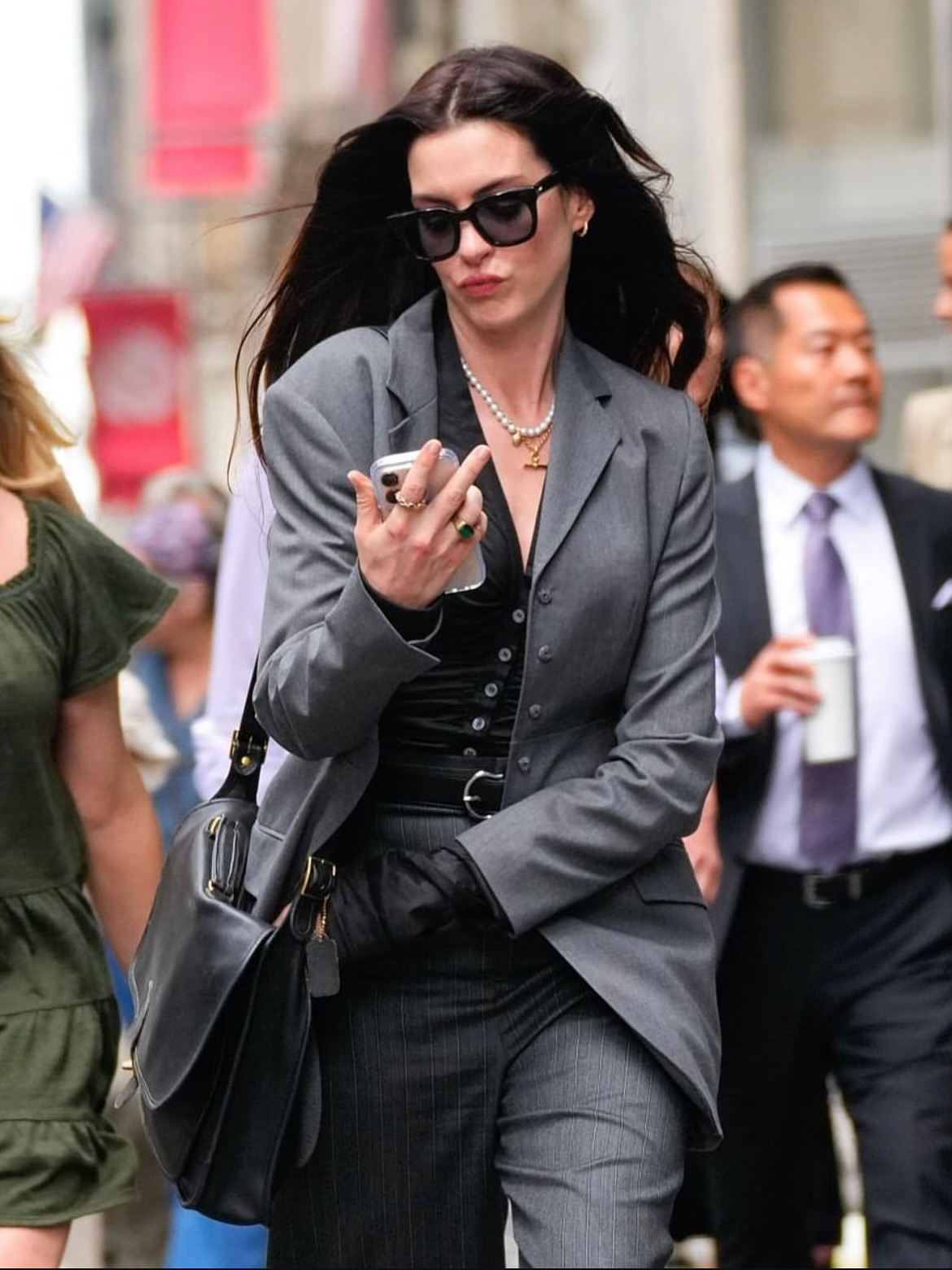 악마는 프라다를 입는다2 앤디역의 앤 해서웨이가 찍힌 촬영현장 스틸컷