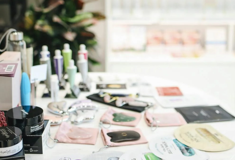 클렌징, 세럼, 나이트 크림보여주는 사진