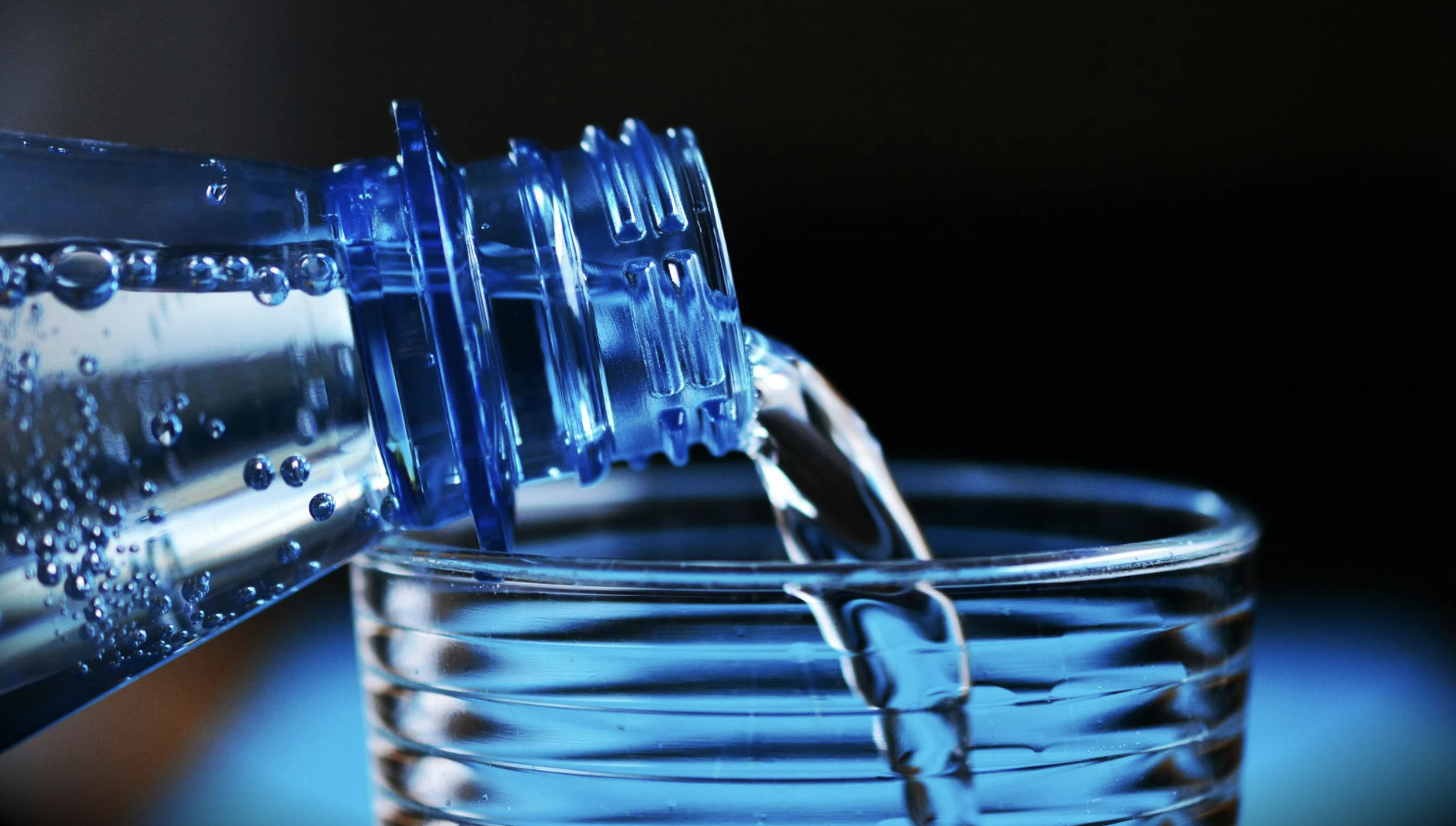 컵에 따르고 있는 물병