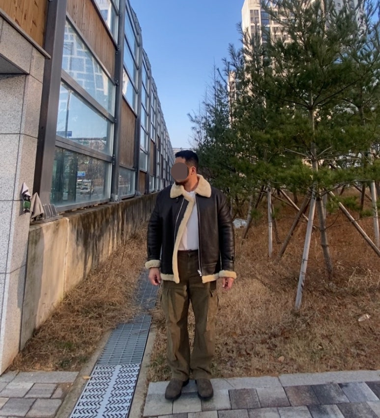 데일리룩('25. 12. 24.)스페로네 램스킨 무스탕 브라, 유니클로 와플 헨리넥 티셔츠 화이트, 프리즘웍스 카고팬츠 카키, 블런드스톤 CLASSIC 585 첼시부츠 러스틱브라운