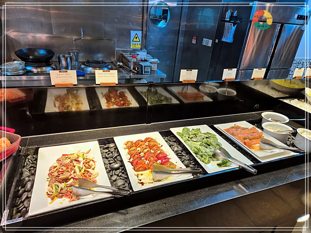 미라시아_샐러드바-오리-토마토-로메인-연어