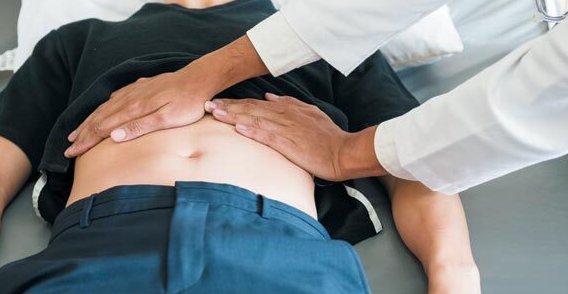 남성배-누르는-의사-손