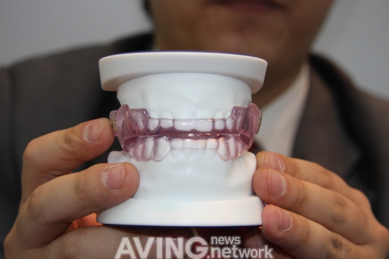 치아를 감싸고 있는 구강내장치 샘플