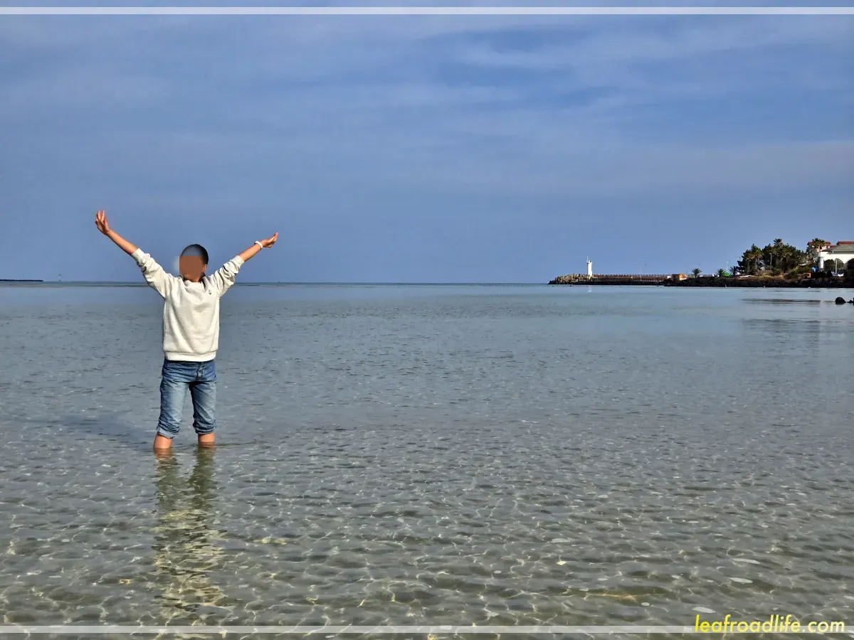 제주-표선-해수욕장-바다에-들어가-손을-벌리고-있는-아이