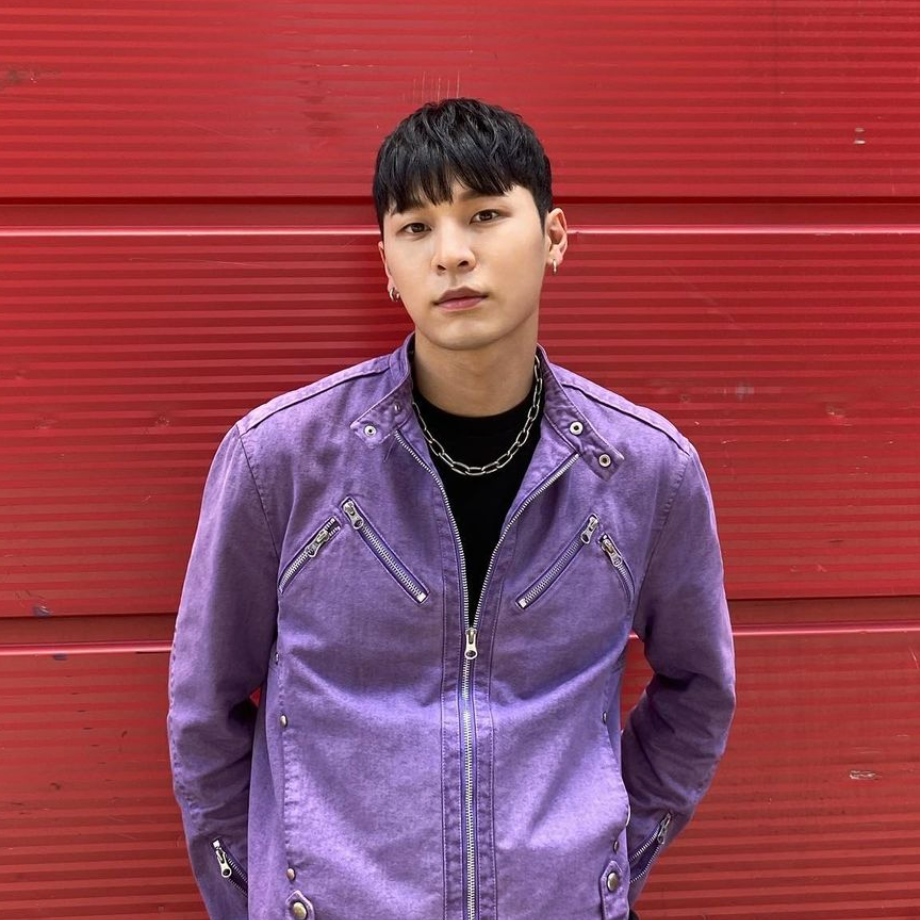 원밀리언_댄스팀의_댄서_예찬이_빨간벽_앞에_서있다