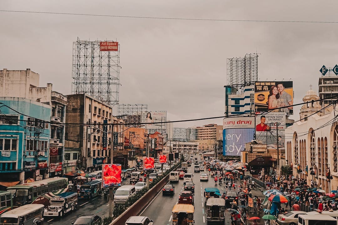 온누리상품권 사용 가능한 전통시장 거리의 활기찬 모습