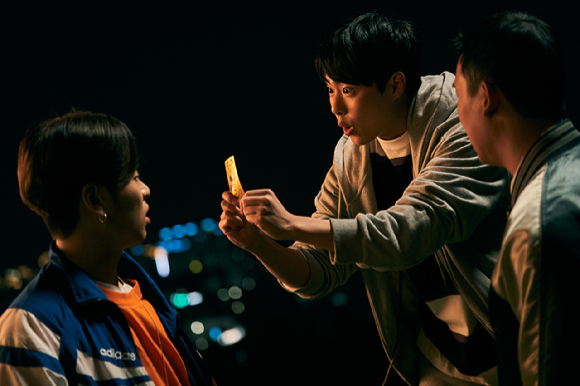 배우 최희승&#44; 조병규&#44; 구준회가 영화 &#39;어게인 1997&#39;(감독 신승훈)에서 연기 호흡을 맞추고 있다. [사진=㈜메리크리스마스]