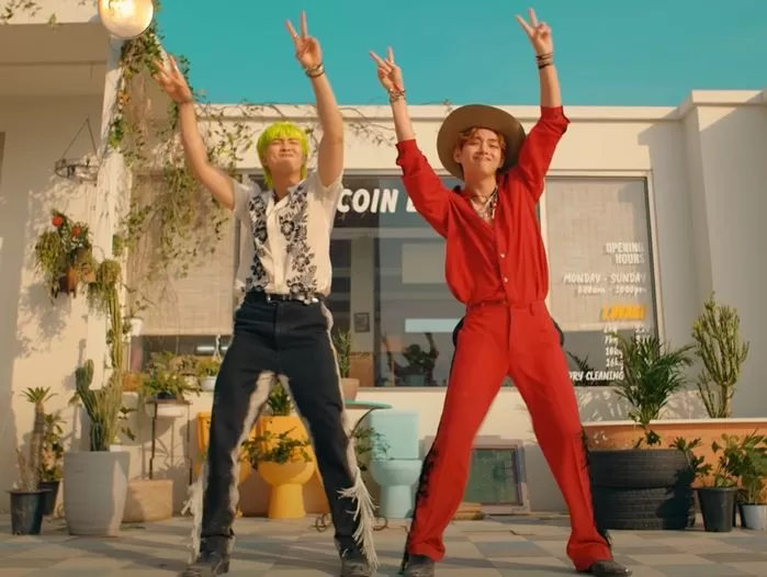 남준이와 뷔가 평화를 상징하는 브이자 수화를 하는 모습