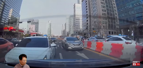 자신의 과실로 경미한 접촉 사고를 낸 한 차주가 상대방의 대인 접수에 대해 납득하지 못하겠다는 사연이 전해졌다. 사진은 블랙박스에 찍힌 사고 당시 장면. [사진=유튜브 '한문철 TV']