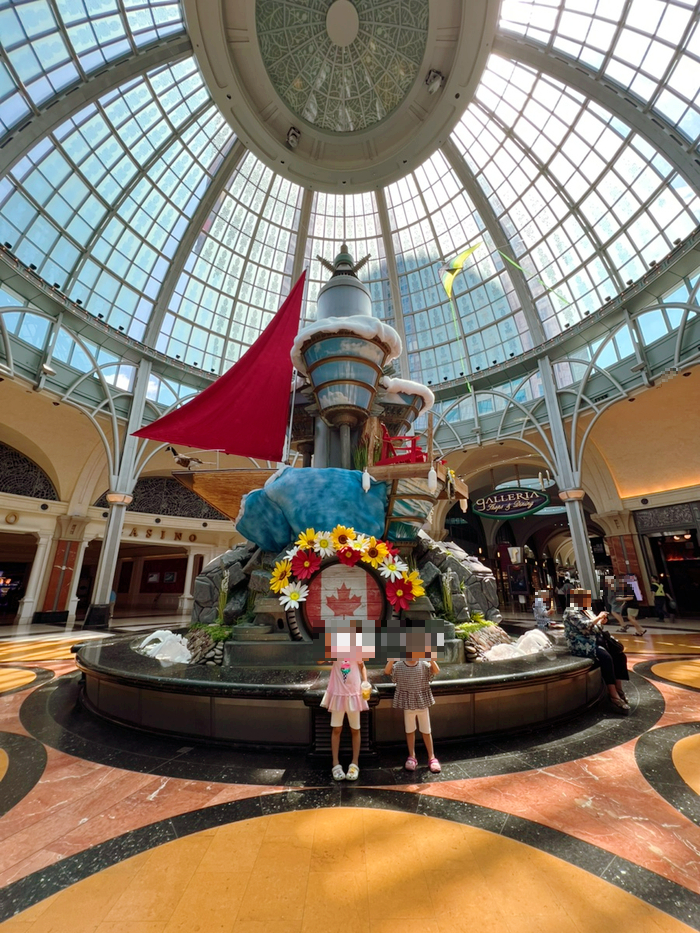Interior shopping area at Fallsview Casino Resort