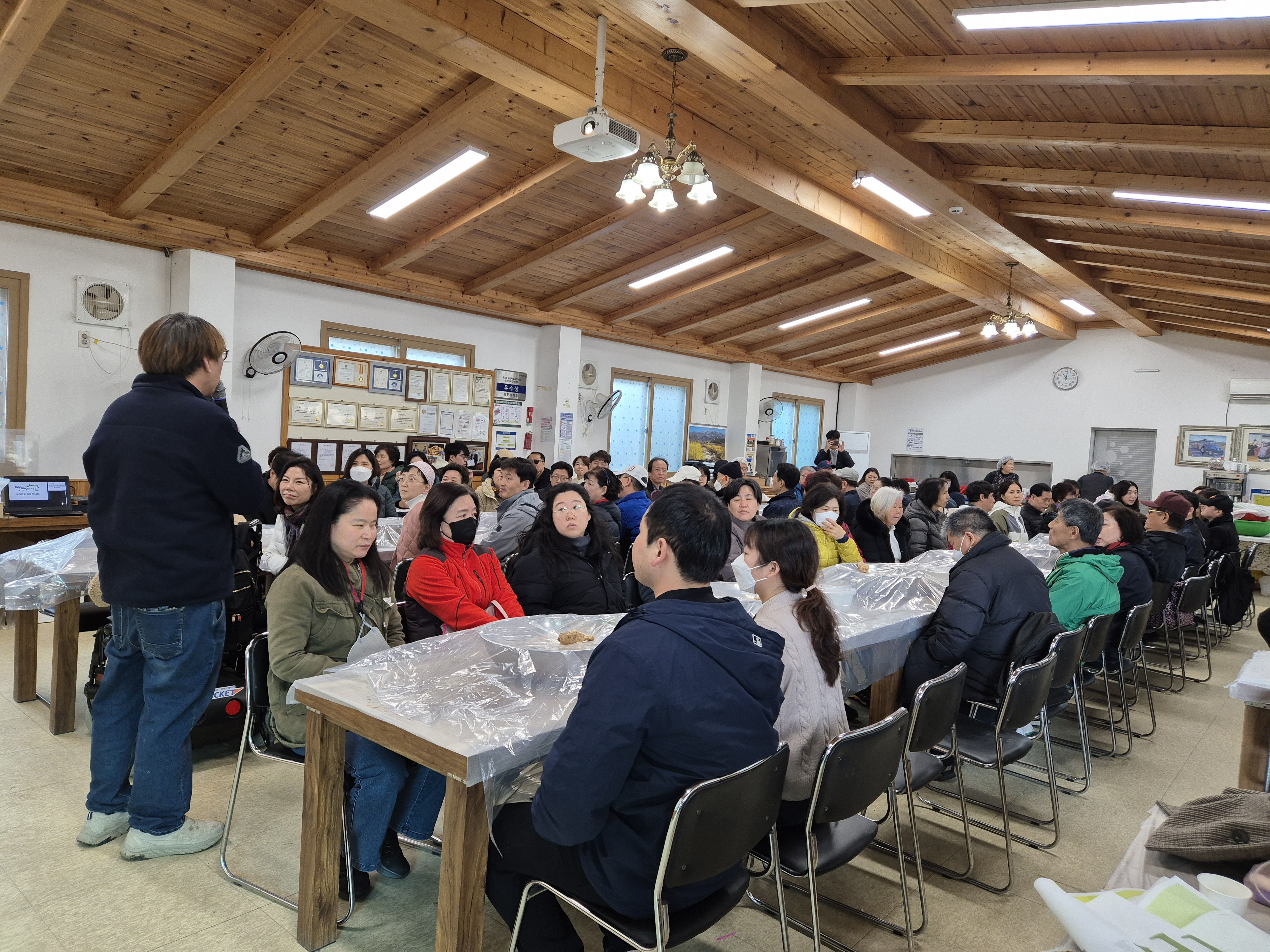 이미지설명: 시각장애유형 전문교육이 진행중인 모습