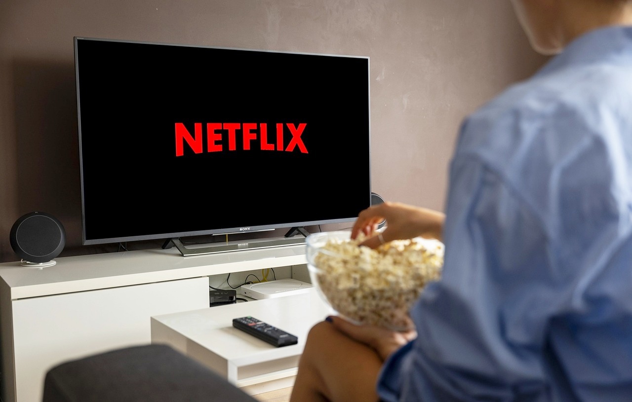 TV로-넷플릭스-시청하며-소파에-앉아-팝콘을-먹는-남자