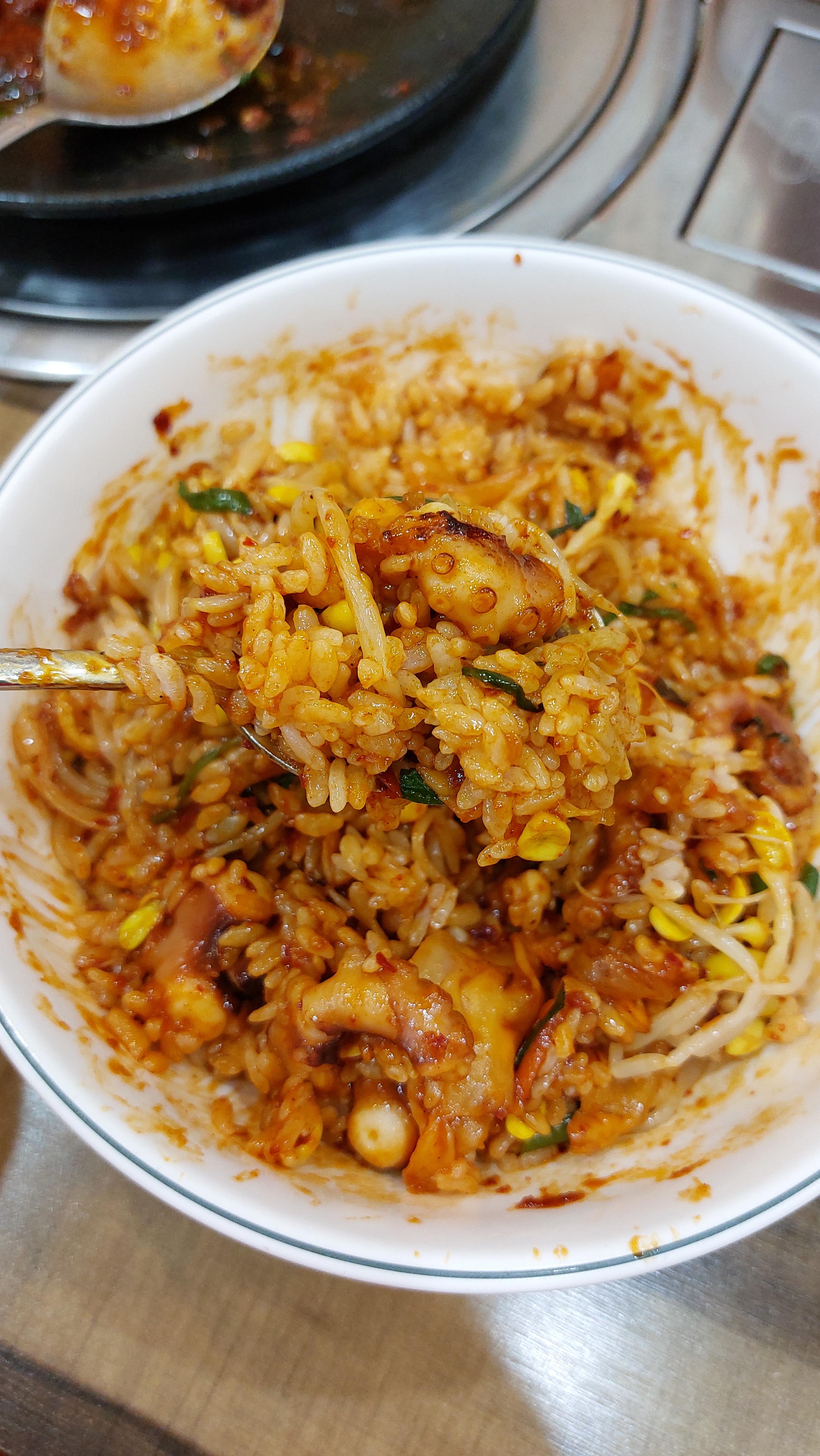 맛있게 낙지덮밥을 비볐으면, 냠냠 시작!