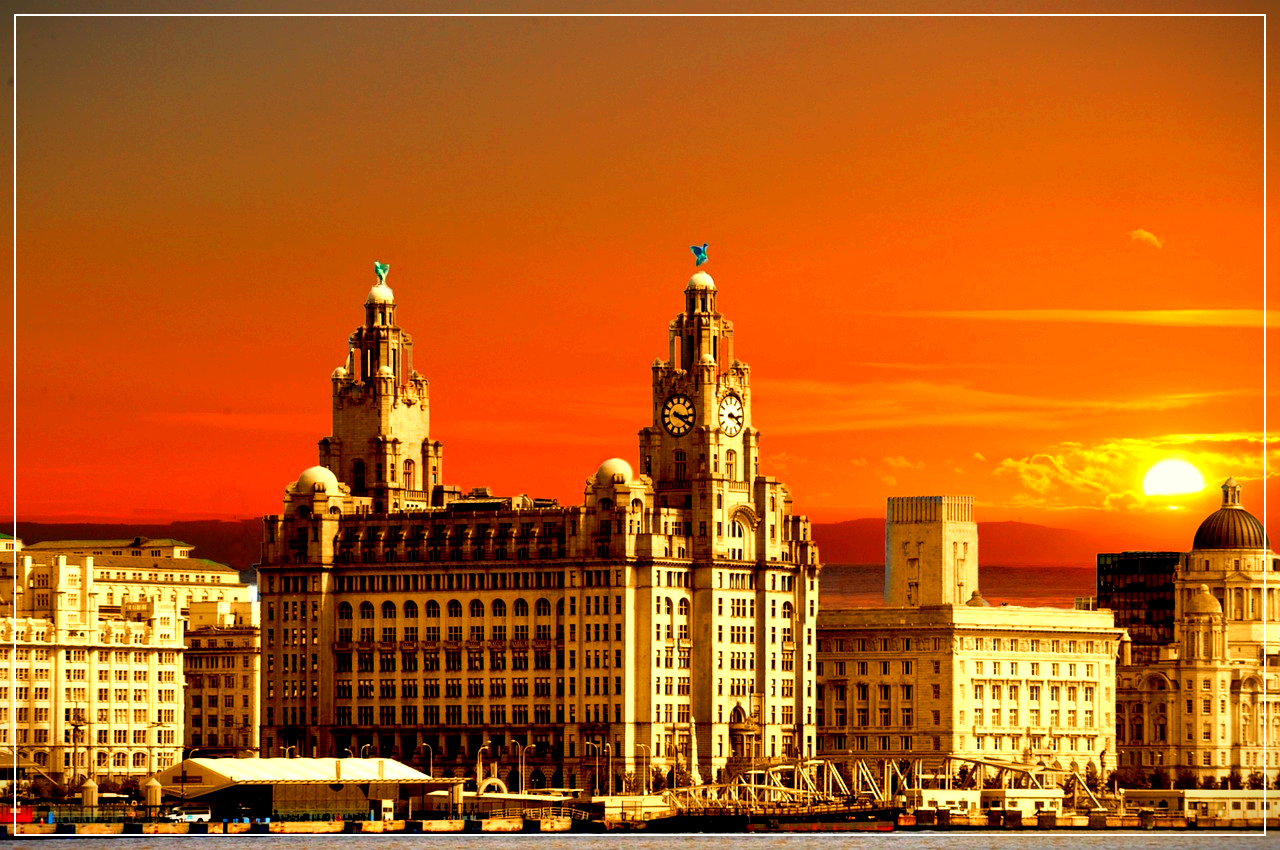 석양이 지는 리버풀의 모습. 거대한 중세풍 건물이 인상적이다.