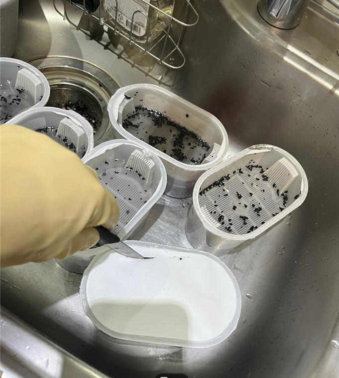 제습제 부직포 자르는 사진