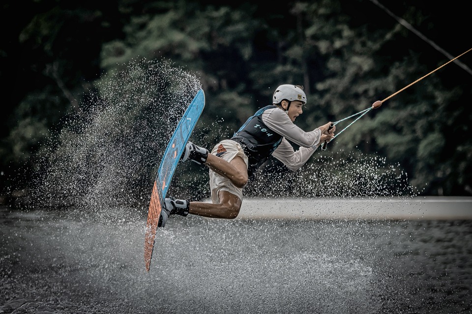 가평의 빠지는 수상스포츠를 즐길수 있는 최고의 장소이고 여름이 되면 스릴넘치는 수상스키,바나나보트,웨이크보드등을 즐기기위한 여행객들이 넘쳐난다. 산과 강을 끼고있는 아름다운 가평에서 신나는 물놀이를 하고있다