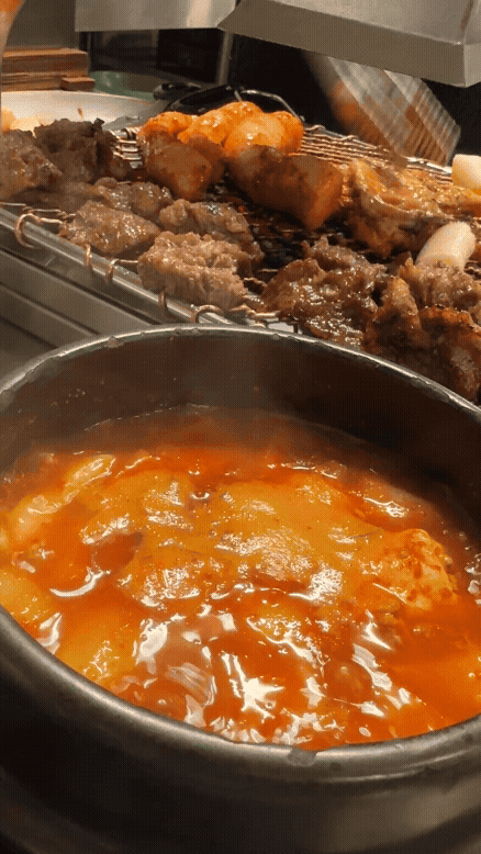 세광양대창 정자점에서 보글보글 끓는 된장찌개 클로즈업, 김이 오르며 따뜻한 마무리 느낌을 주는 장면