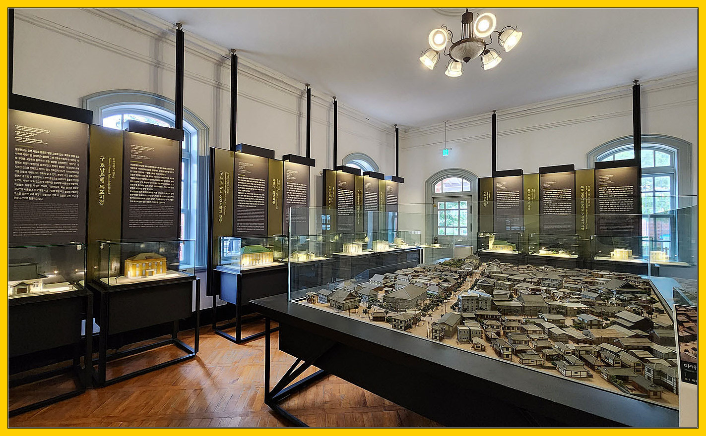 상세한 설명과 함께 다양한 모형이 전시되어 있다.