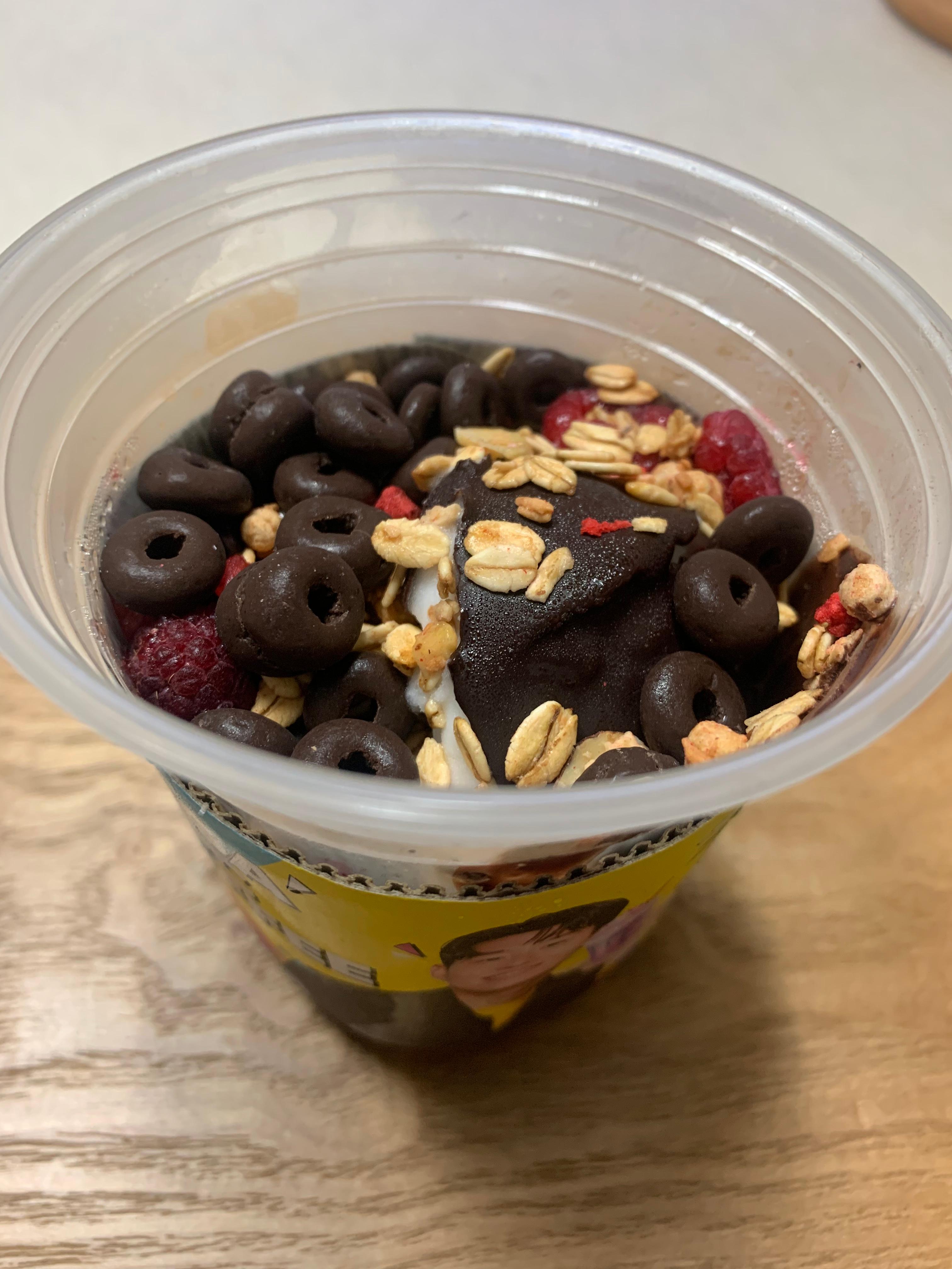 메가커피 요거젤라또 초코베리믹스 기본 토핑 이미지