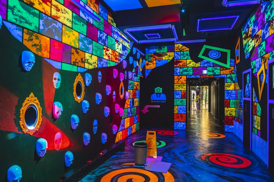 제주 박물관은 살아있다에서 관람객이 트릭아트 전시를 체험하며 사진을 찍는 모습