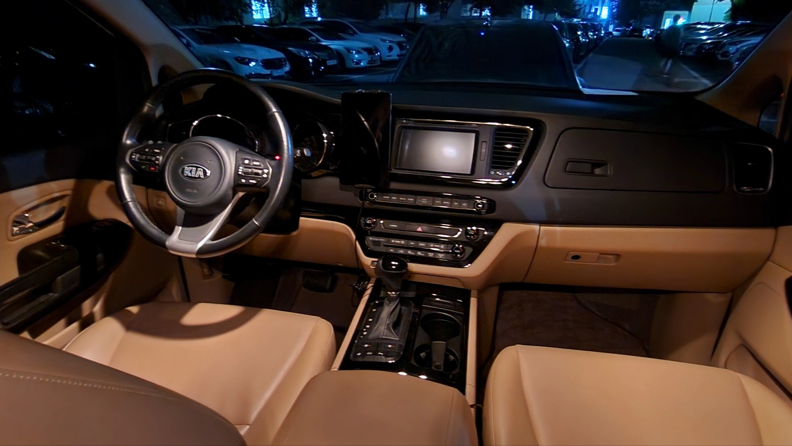 카니발 내부에 인테리어와 부속품이 엄청 많다.