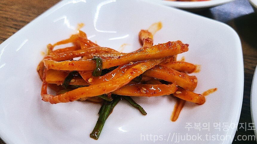 동강어탕국수-밑반찬-도라지무침