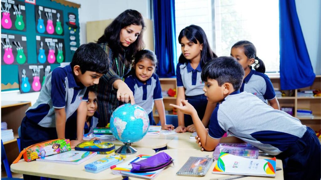 단체로 토론중인 초등학생들