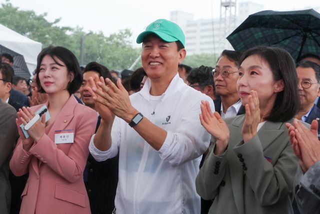 17일 한강버스 취항식에서 박수를 치고 있는 오세훈 서울시장. 사진=연합뉴스