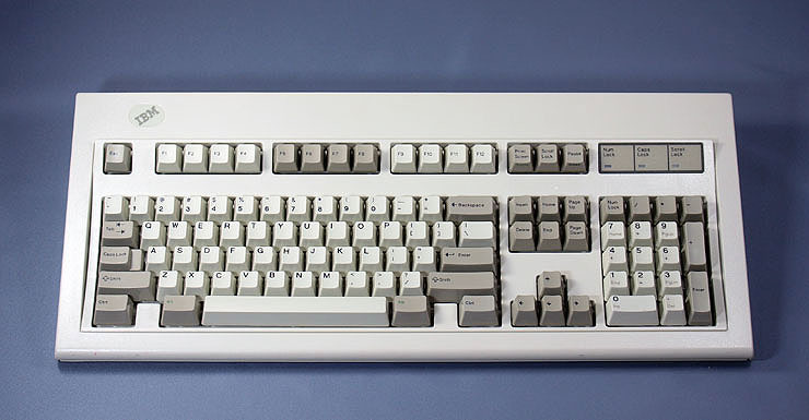 오래된 IBM Model M 키보드의 F1부터 F12 기능키가 강조된 모습.
