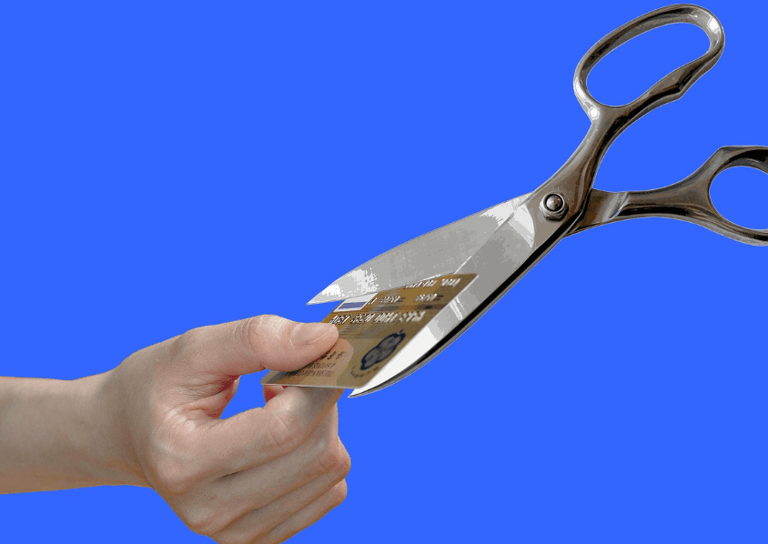 신용카드자르는모습