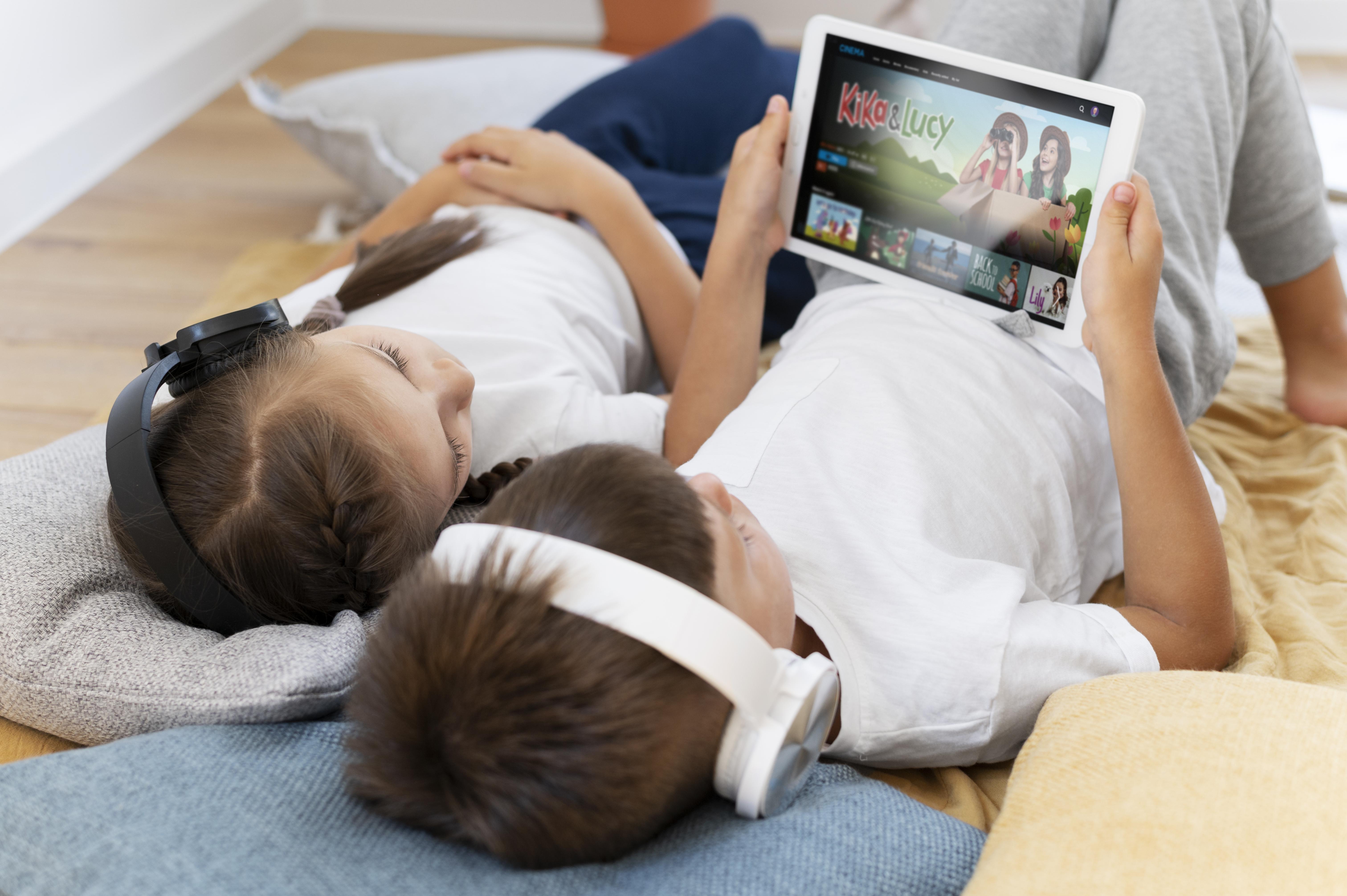 아이들이 태블릿으로 유튜브 채널을 보는 장면