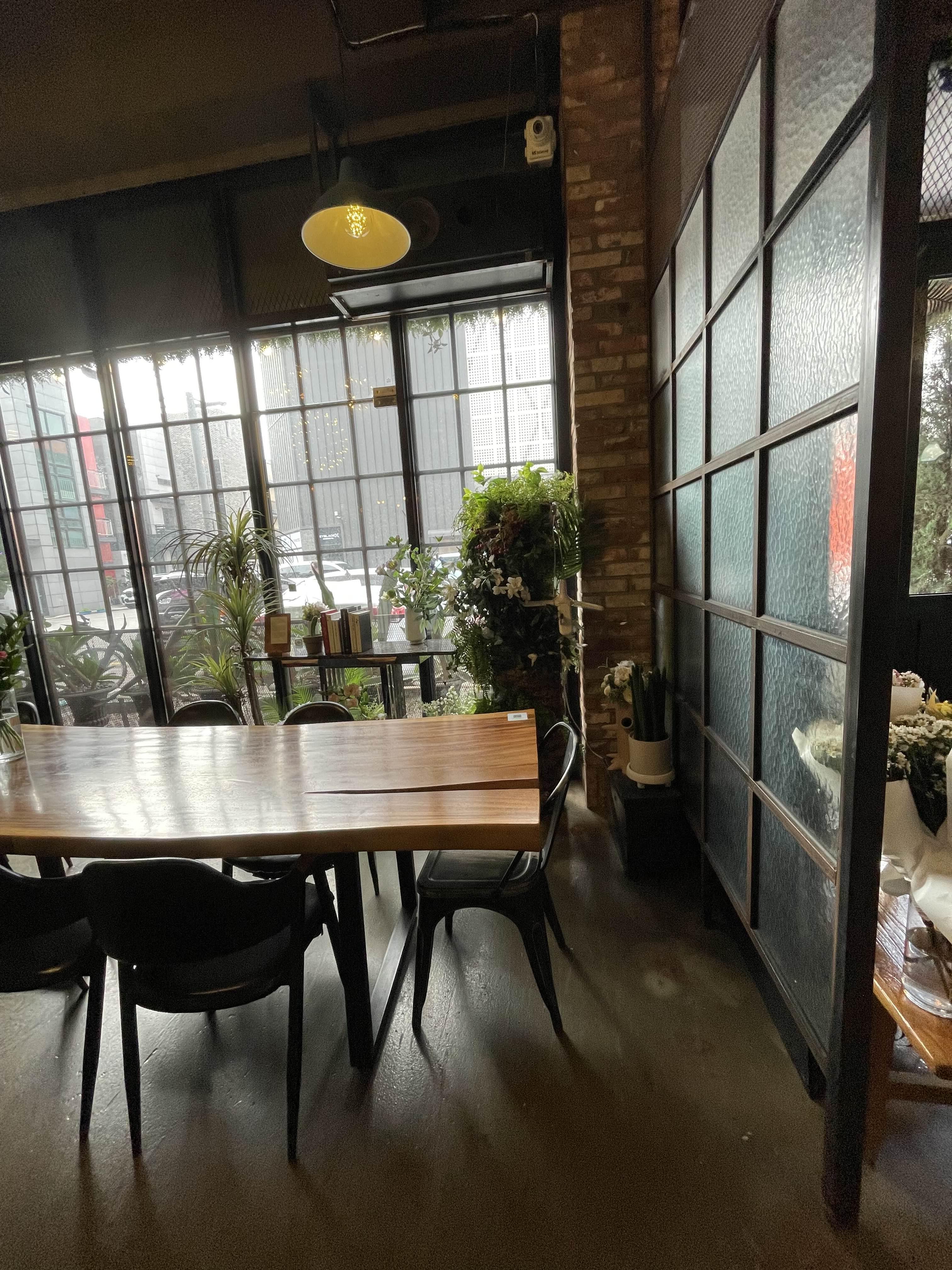 카페 플로리안 내부 테이블과 꽃의 모습