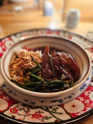 그릇에 음식이 담겨있음