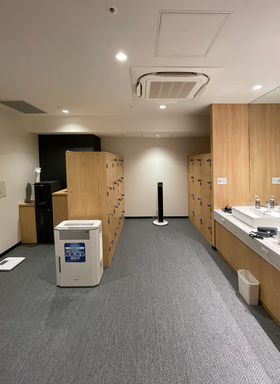 미츠이 가든 호텔 온천탕 탈의실과 세면대