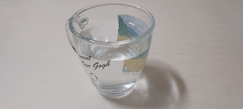 물이 담긴 컵