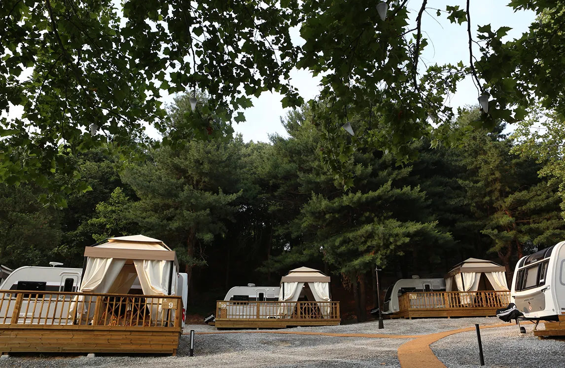 테르메덴-카라반들이-모여져-있다