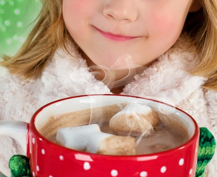 핫초코로 초콜릿을 녹여서 섭취하는 아이의 이미지