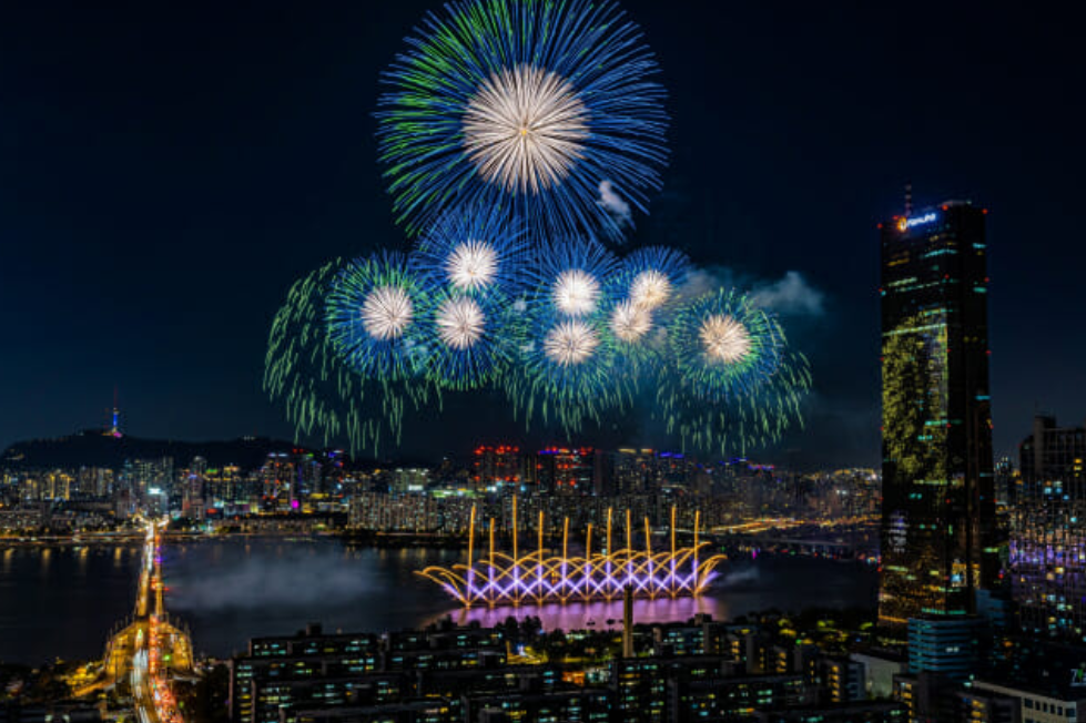 서울세계불꽃축제. 서울 여의도 밤하늘에 터지는 불꽃들 사진
