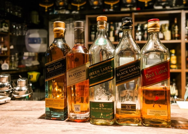 면세점에서 다양한 용량의 주류를 조합 구매하는 예시