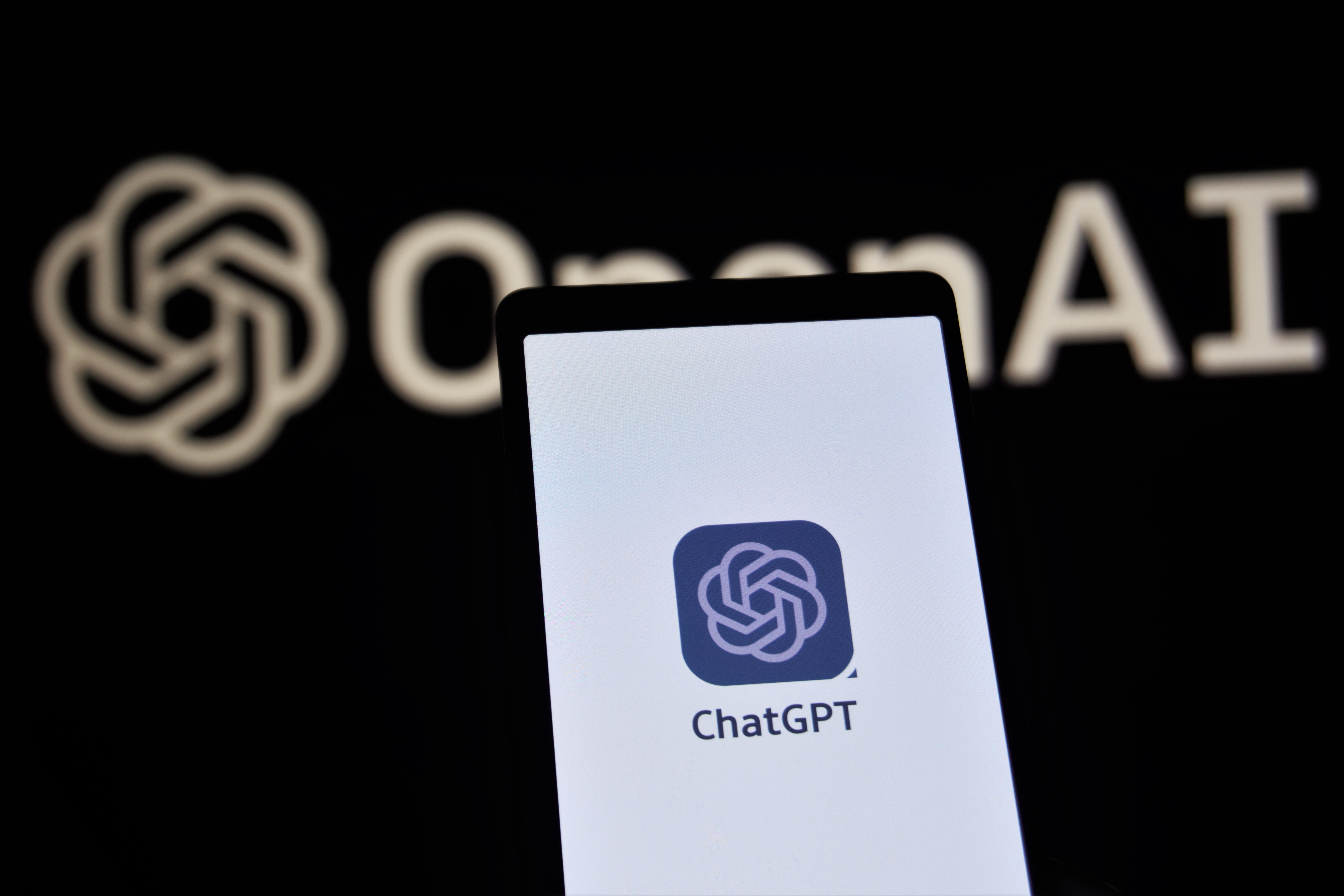 chat gpt로고가 떠있는 스마트폰