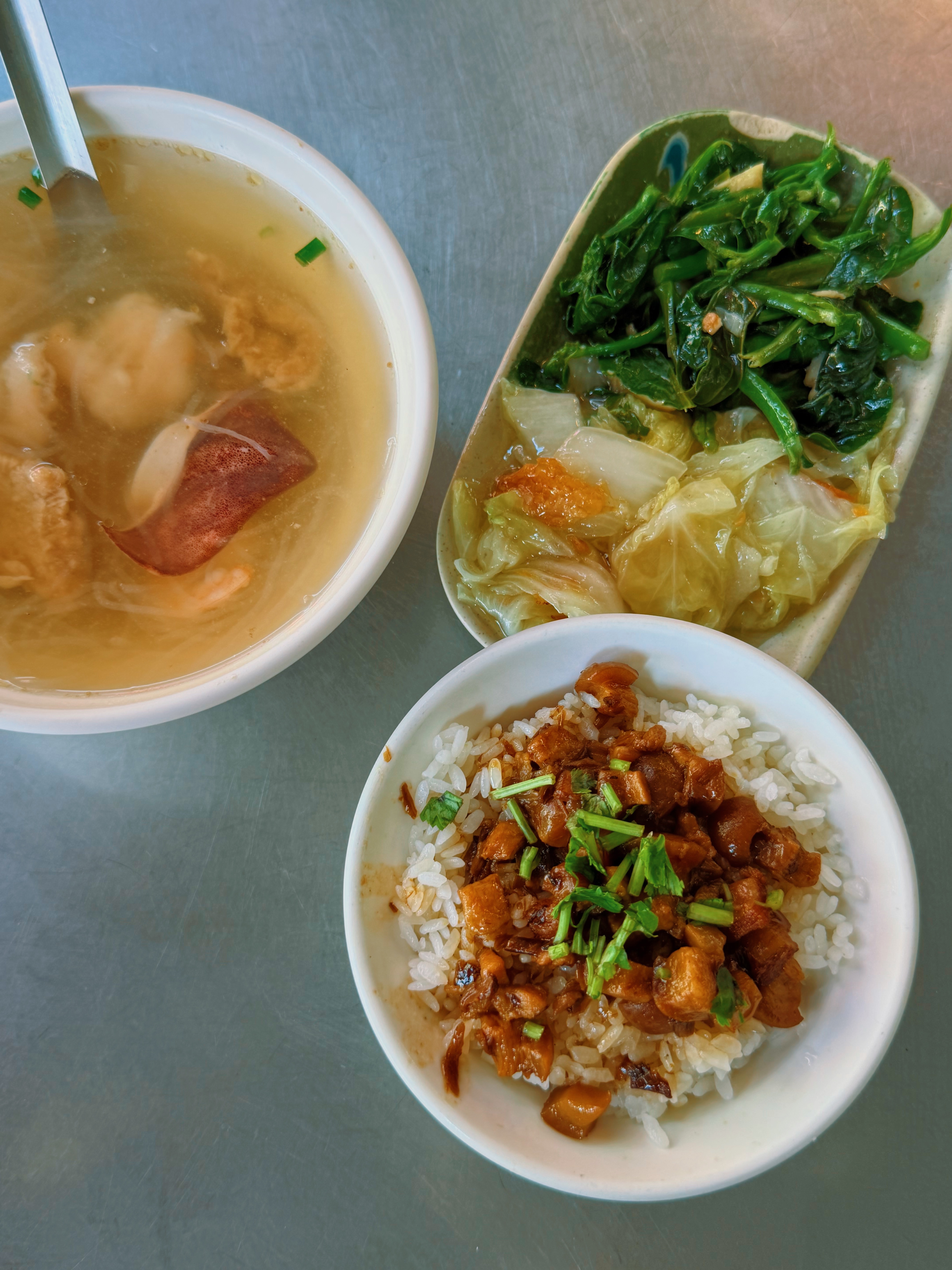 육조반과 삼선탕&amp;#44; 고구마잎볶음&amp;#44; 배추조림으로 차린 한 끼