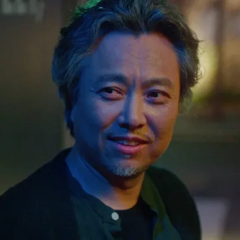 어느 실내를 배경으로 반백발에 수염을 기르고 있는 소용없어 거짓말의 장중규