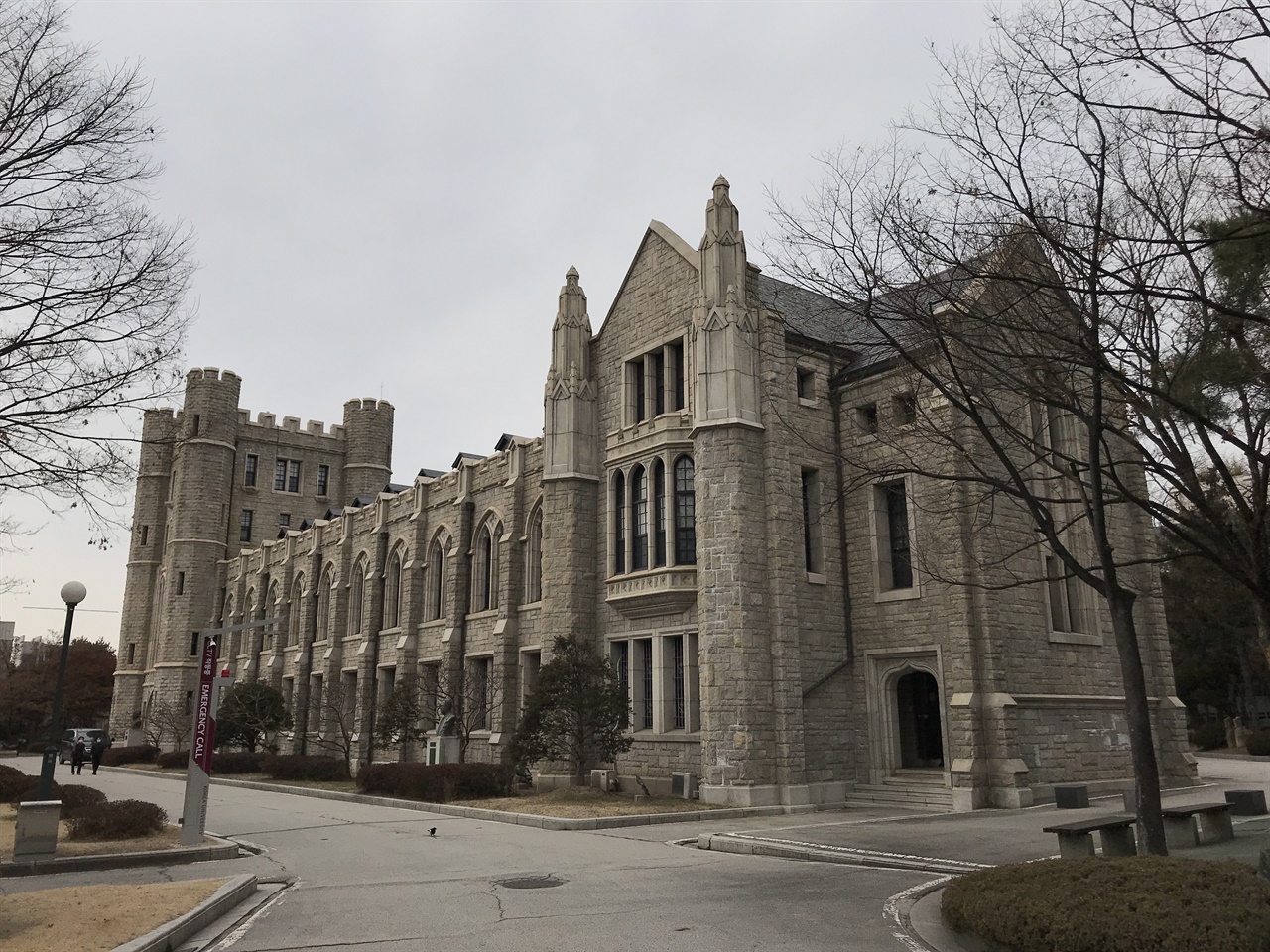 아주 멋진 외관의 고려대학교 본관 사진