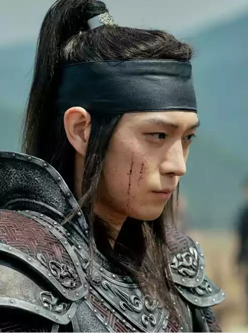 낮에 뜨는 달 등장인물 도하 / 신라 장군복을 입고 있는 김영대 배우 모습