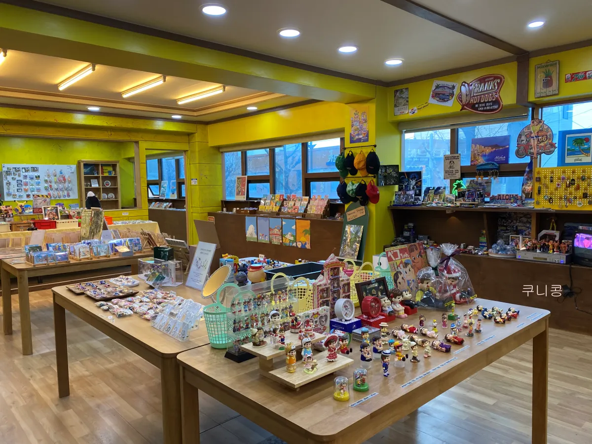 강릉-당일치기-여행-가볼만한-소품샵-추천-빈티지-캐릭터-인테리어-소품-유라유라